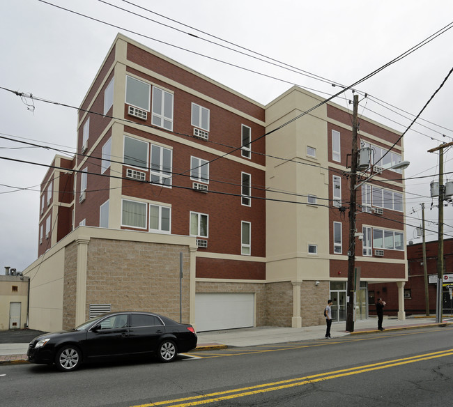 182-186 Anderson Ave in Fairview, NJ - Building Photo - Building Photo