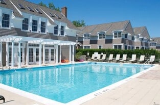 62 Canoe Place Rd, Unit 625 in Hampton Bays, NY - Building Photo