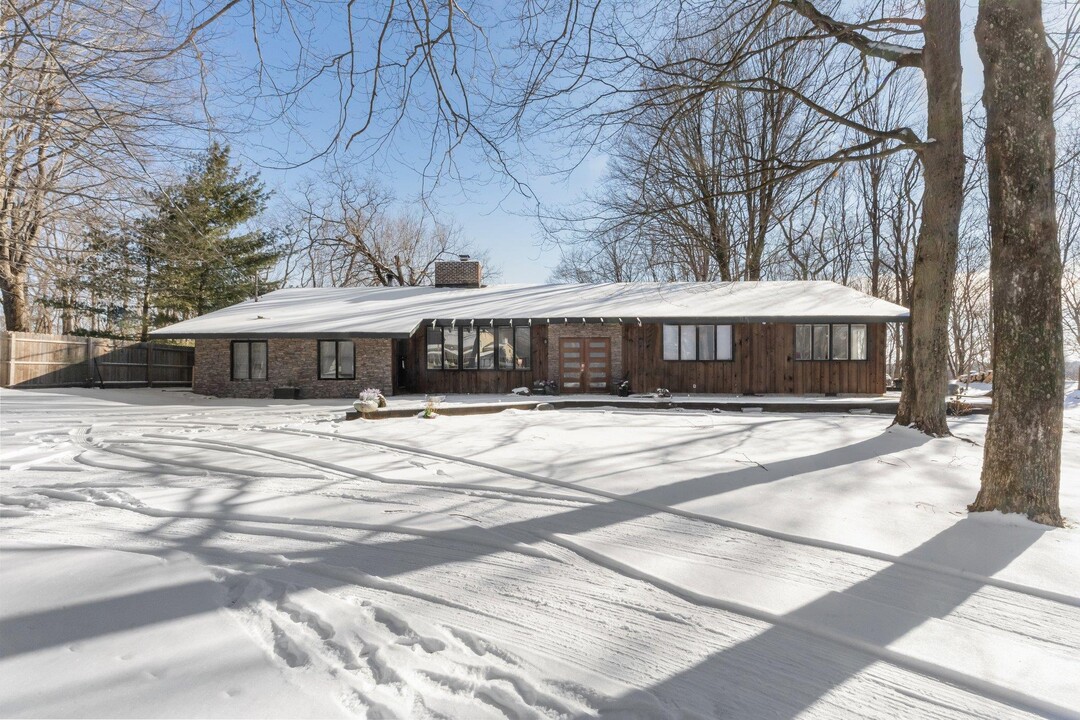 157 Salem Rd in Pound Ridge, NY - Building Photo