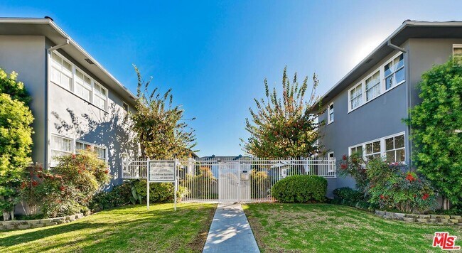 5018 Clinton St in Los Angeles, CA - Building Photo - Building Photo
