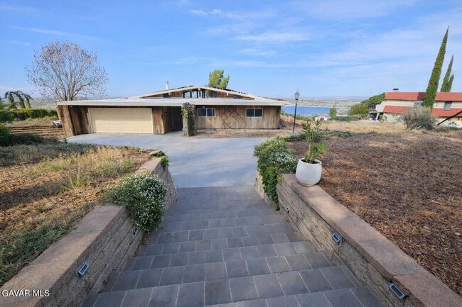 145 Lakeview Dr in Palmdale, CA - Building Photo - Building Photo