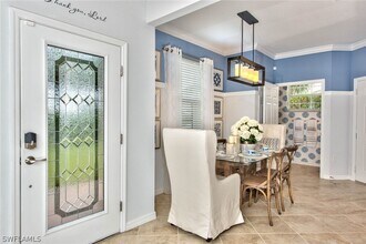 2612 Blossom Wy in Naples, FL - Foto de edificio - Building Photo