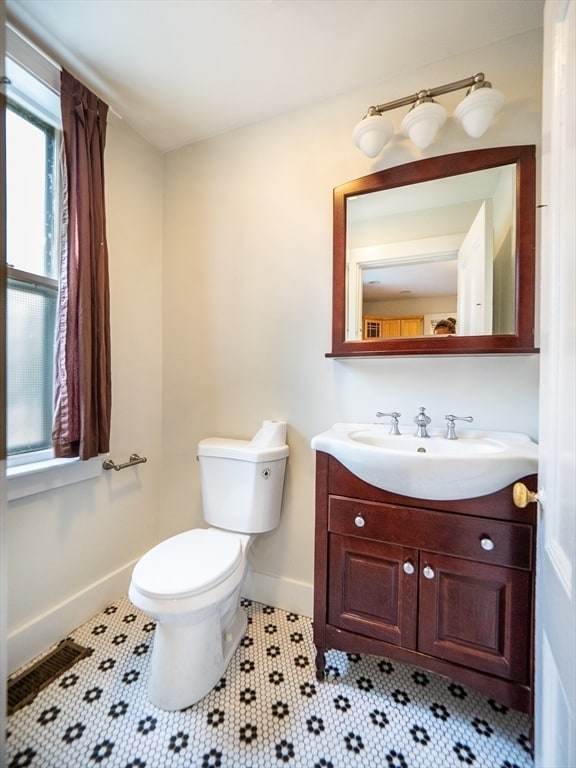 12 Adella Pl, Unit 1 in Boston, MA - Foto de edificio - Building Photo