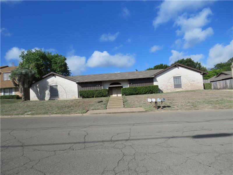 1104 Woodland W Dr in Woodway, TX - Building Photo