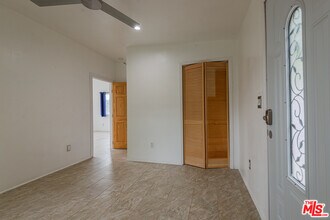 3736 Buena Park Dr in Studio City, CA - Foto de edificio - Building Photo