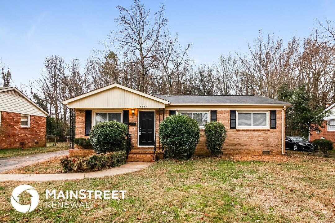 4423 Brooktree Dr in Charlotte, NC - Building Photo