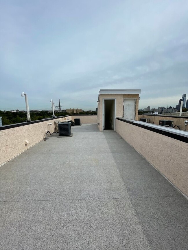 678 N 33rd St in Philadelphia, PA - Building Photo - Building Photo