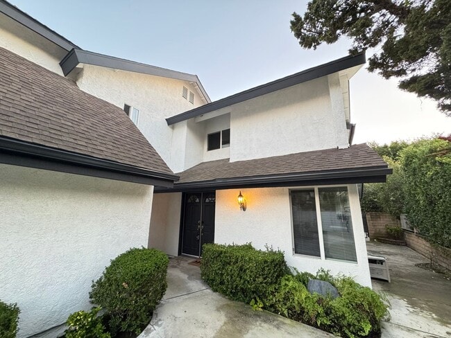 25521 Alisal Ave in Laguna Hills, CA - Foto de edificio - Building Photo