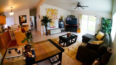 801 Ahukini St in Honolulu, HI - Building Photo - Building Photo