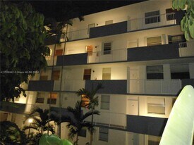 1801 S Treasure Dr, Unit 102 in North Bay Village, FL - Building Photo