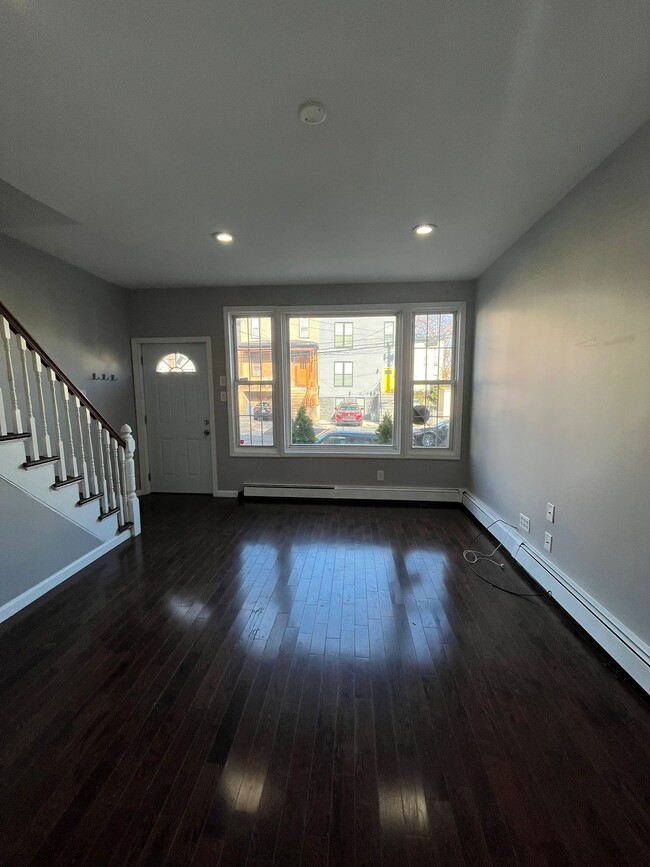 7 Stevens Ave, Unit SingleFa in Jersey City, NJ - Foto de edificio - Building Photo