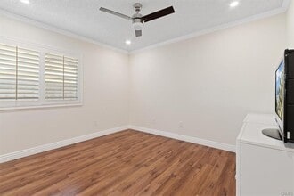 14915 W San Fernando Mission Blvd in San Fernando, CA - Building Photo - Building Photo