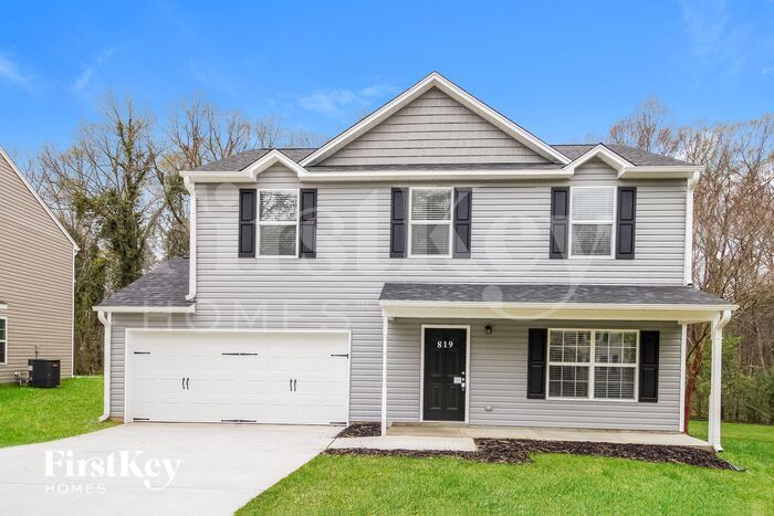 819 Pine Cir Dr in High Point, NC - Building Photo