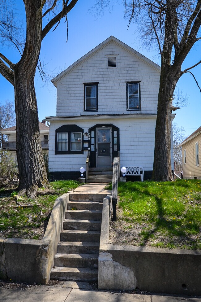 816 N Center St Apartments and Nearby Joliet Apartments For Rent