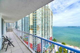1200 Brickell Bay Dr in Miami, FL - Foto de edificio - Building Photo