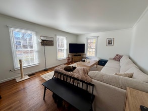 1240 Patrick Ln in Newport News, VA - Foto de edificio - Building Photo