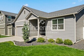 1131 E Silver Pine Rd in Colbert, WA - Foto de edificio - Building Photo