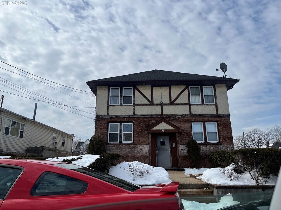 43 California Ave in Hempstead, NY - Building Photo