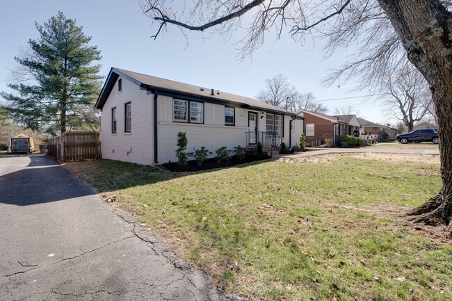 5004 Raywood Ln