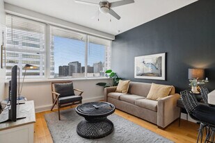 925 Common St in New Orleans, LA - Building Photo