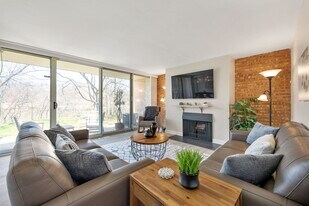 6000 E Lake Dr in Lisle, IL - Building Photo