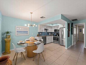 1423 Avenida del Circo, Unit Sea Breeze Condos. #1C in Venice, FL - Building Photo - Building Photo