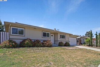 7942 Vomac Rd in Dublin, CA - Building Photo - Building Photo