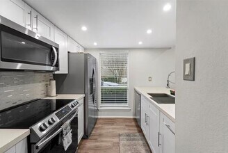 1920 Augusta Dr in Houston, TX - Building Photo - Building Photo