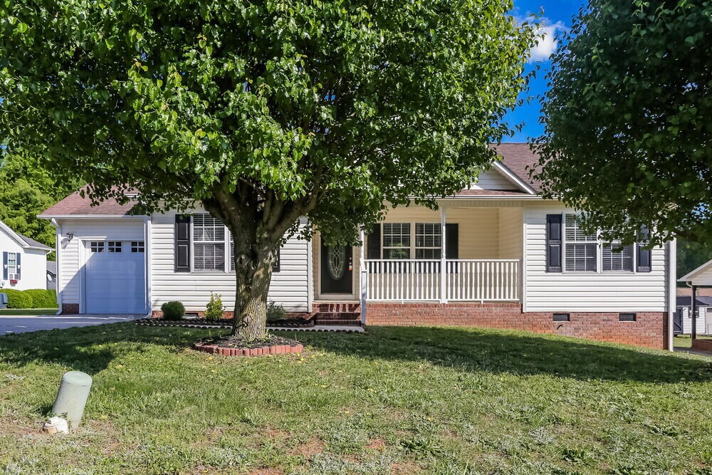 610 Helms Dr in Lowell, NC - Foto de edificio