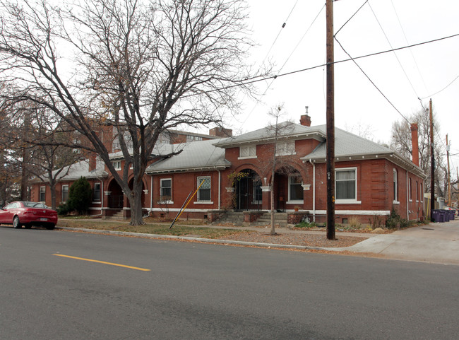 303-315 W Irvington Pl in Denver, CO - Foto de edificio - Building Photo