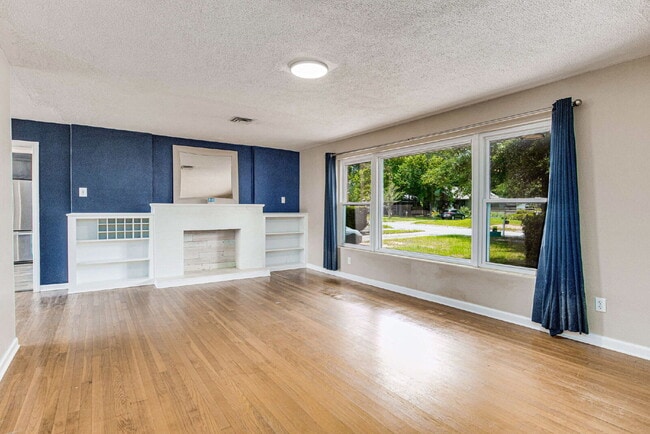 2033 E Bobe St in Pensacola, FL - Building Photo - Building Photo