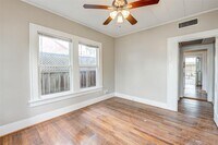 516 W Gray St photo'