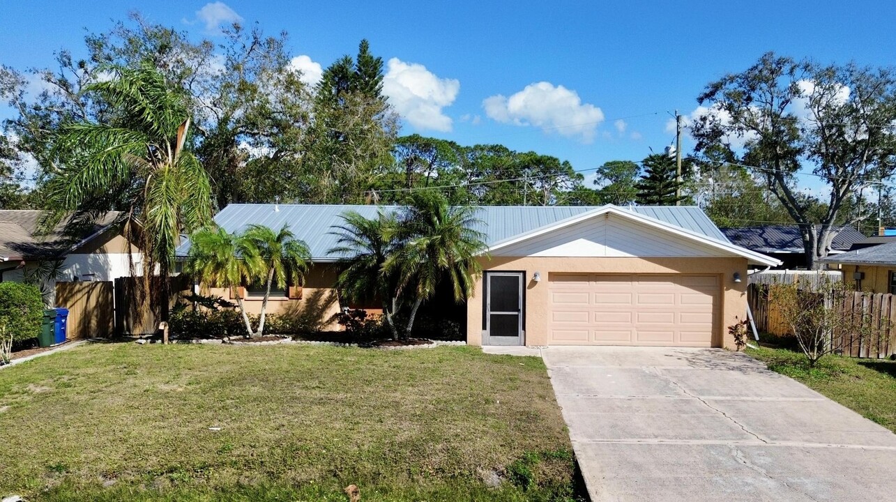 2139 Upton Ave in Sarasota, FL - Building Photo