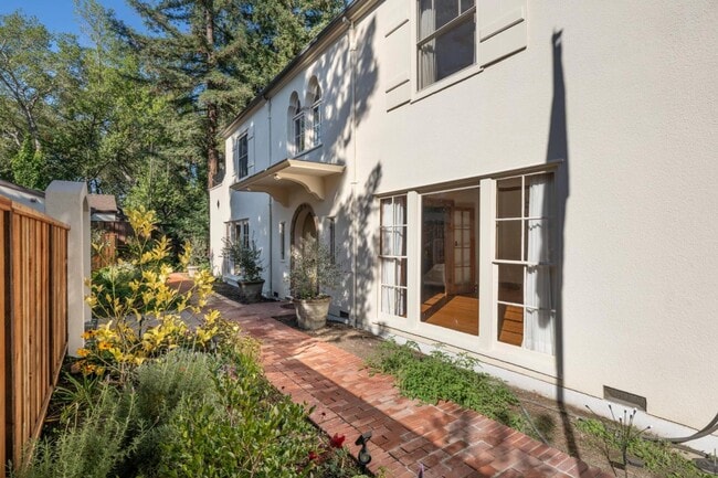 850 Edgewood Rd in Redwood City, CA - Building Photo - Building Photo