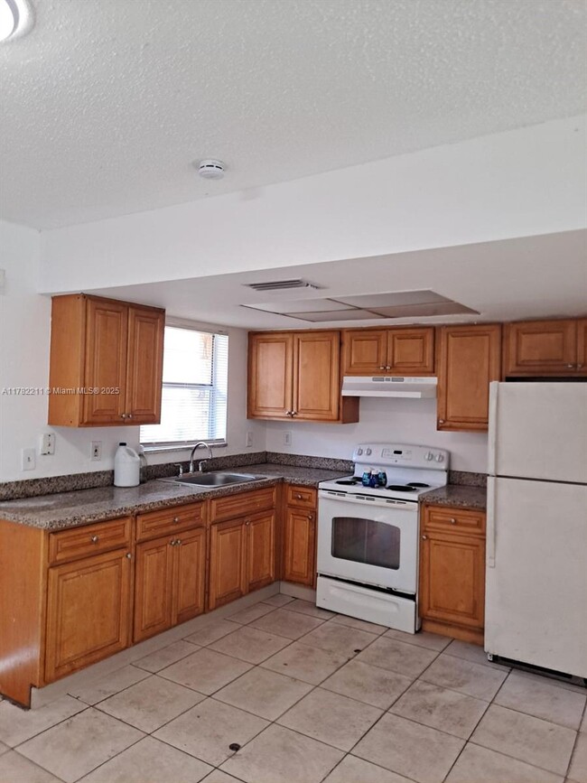 2560 NW 52nd Ave in Lauderhill, FL - Building Photo - Building Photo