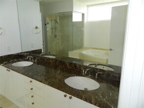17555 Collins Ave, Unit 1904 in Sunny Isles Beach, FL - Foto de edificio - Building Photo