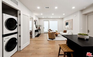 505 S Barrington Ave in Los Angeles, CA - Foto de edificio - Building Photo