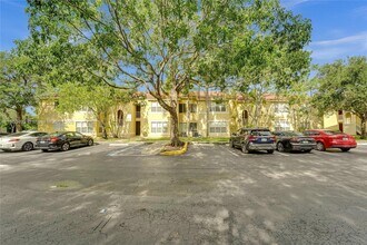 417 Vista Isles Dr in Sunrise, FL - Foto de edificio - Building Photo