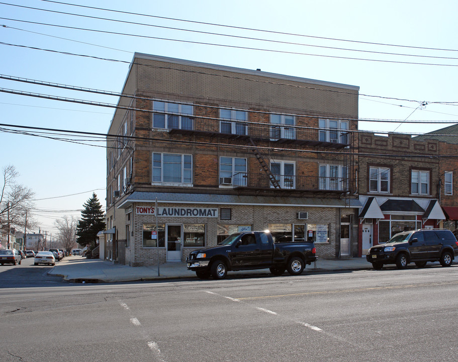 1056-1058 Avenue C in Bayonne, NJ - Foto de edificio