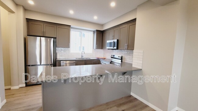 2072 Wonnacott Way SW in Edmonton, AB - Building Photo - Building Photo