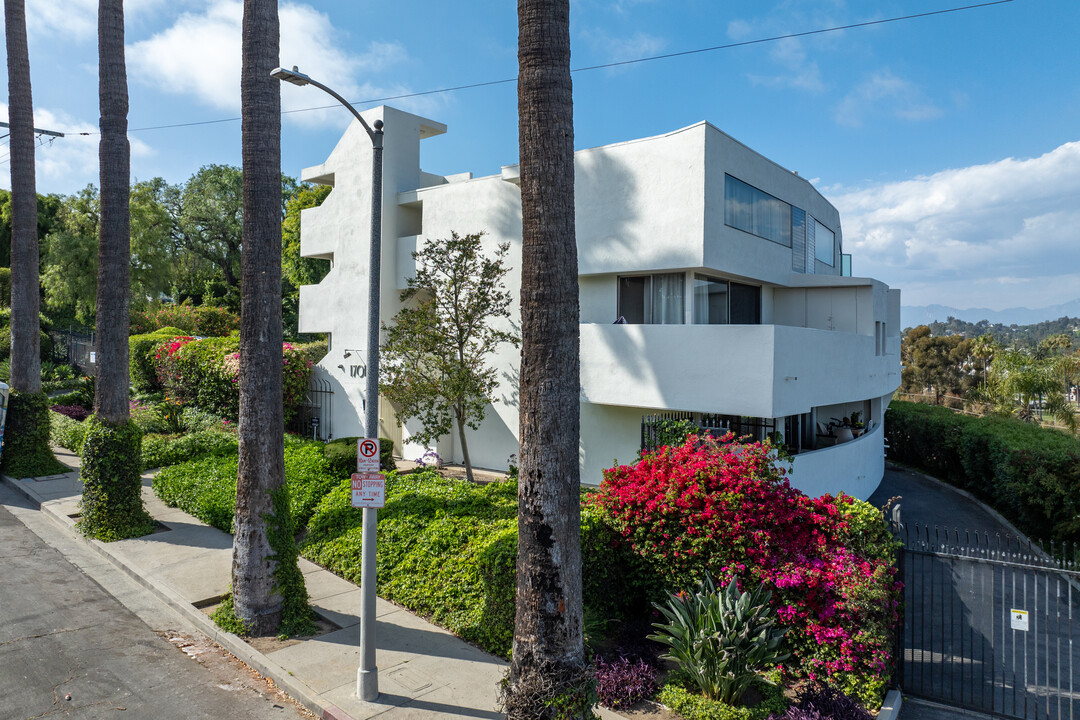 1701 Clinton St in Los Angeles, CA - Building Photo