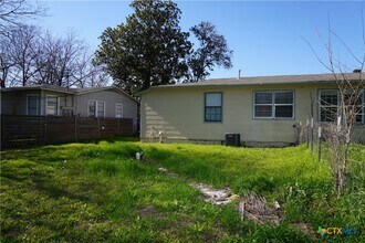 1006 Haynes St in San Marcos, TX - Building Photo - Building Photo