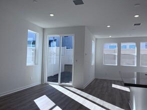 4077 Pomelo Dr in Corona, CA - Foto de edificio - Building Photo