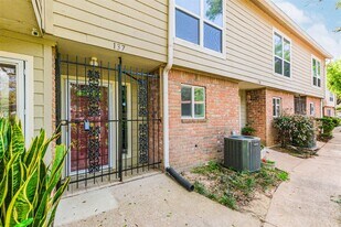 5005 Georgi Ln in Houston, TX - Building Photo