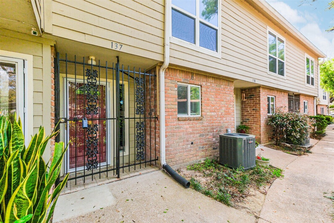 5005 Georgi Ln in Houston, TX - Foto de edificio