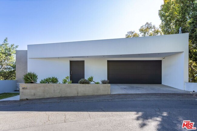 1853 Sunset Plaza Dr in Los Angeles, CA - Building Photo - Building Photo