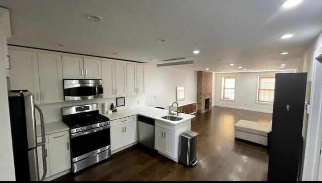 170 Schaefer St in Brooklyn, NY - Building Photo - Building Photo