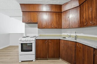 Elsey Manor in Regina, SK - Building Photo - Building Photo