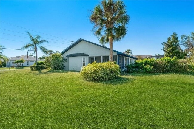 527 Rotonda Cir in Rotonda West, FL - Building Photo - Building Photo