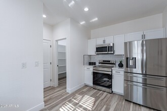4815 S 28th St in Phoenix, AZ - Foto de edificio - Building Photo